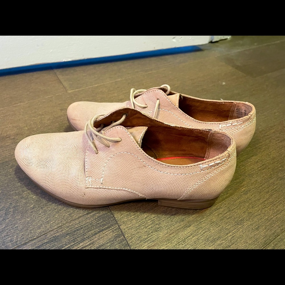 Tamaris beige leather oxfords size 38